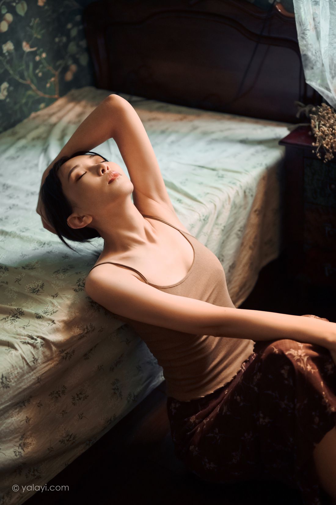 图片[2]-[YALAYI雅拉伊]2020.08.14 NO.689 妍妍《黯然》在线浏览-萌味圈