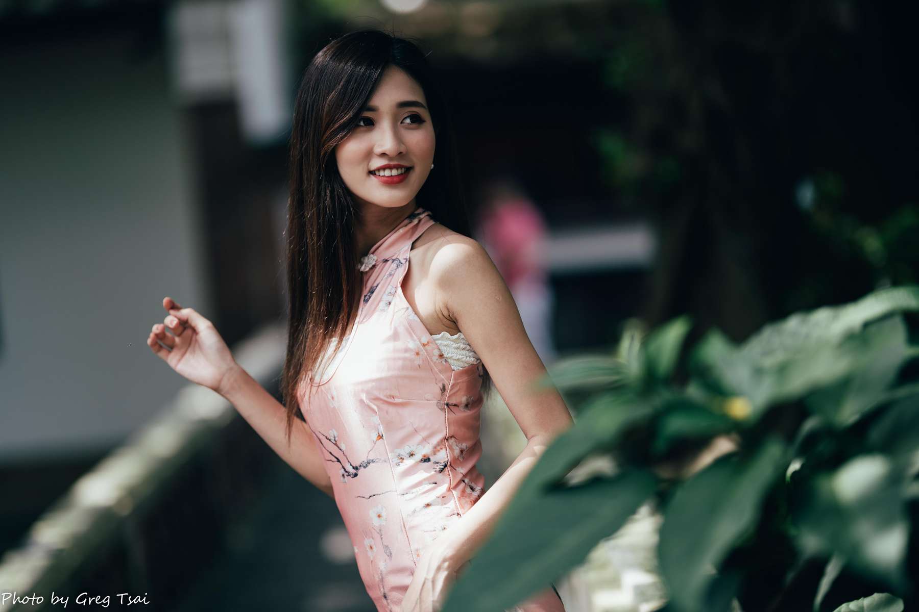 图片[2]-唯美街拍 NO.027 張筠 粉色短旗袍絲襪高跟美腿 [36P]-萌味圈