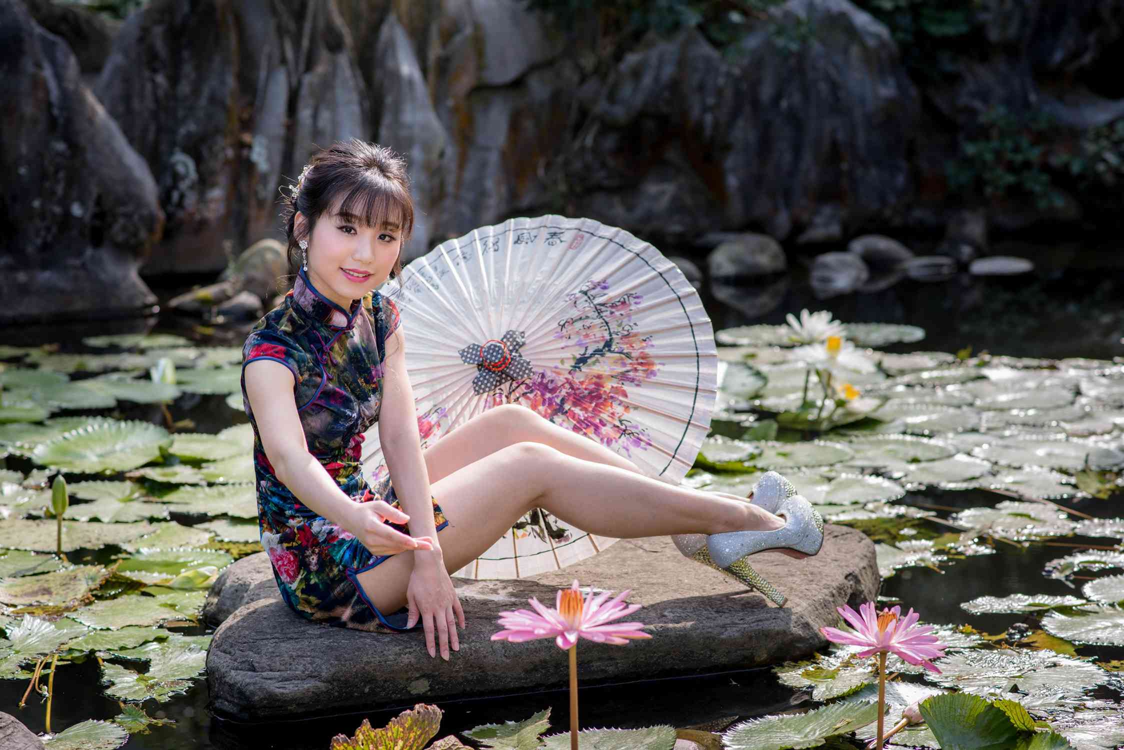 图片[2]-唯美街拍 NO.070 余宸 短旗袍高跟美腿 [131P]-萌味圈