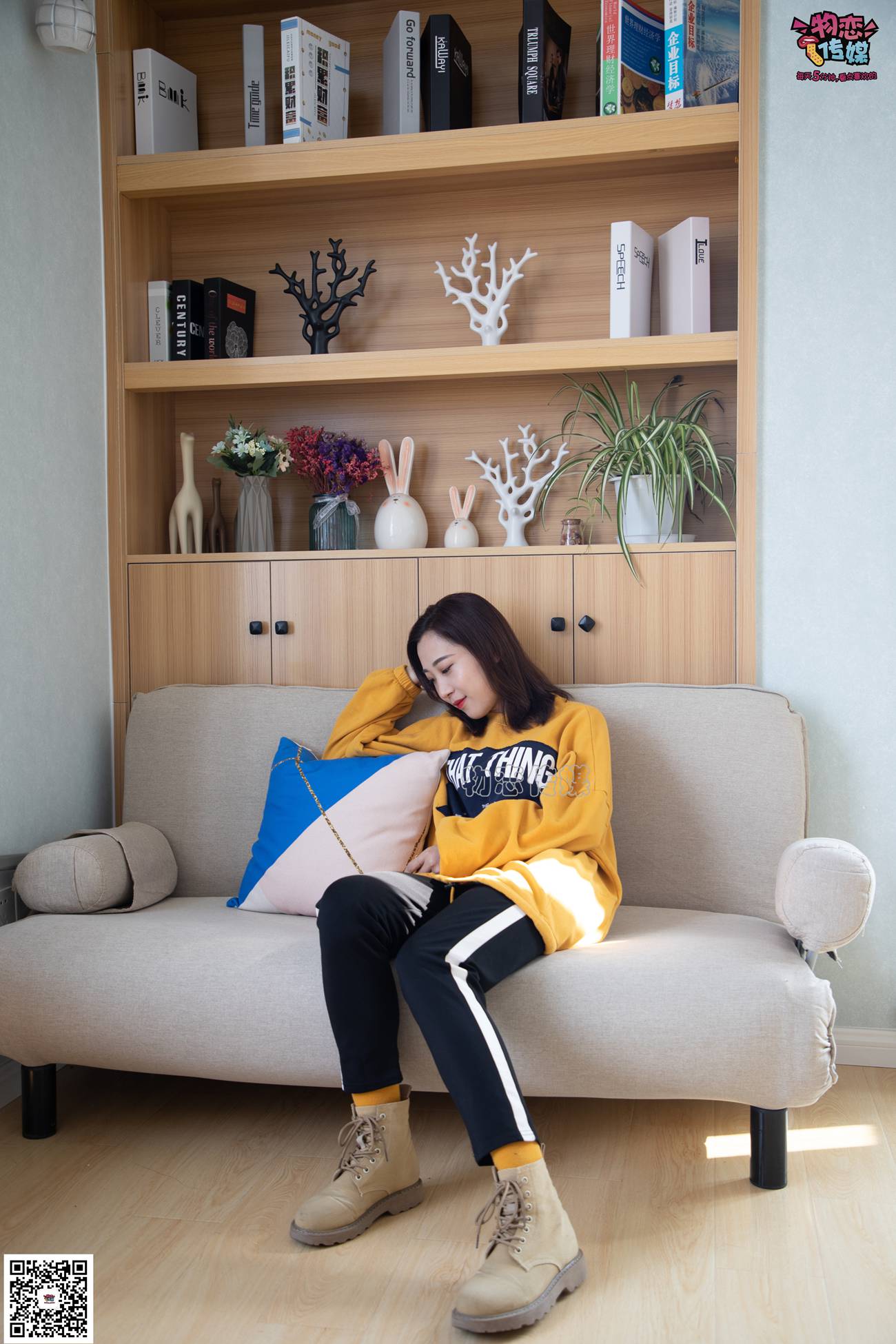 图片[2]-物恋传媒 NO.083 思薇 暖黄色棉袜与马丁靴 [142P]-萌味圈