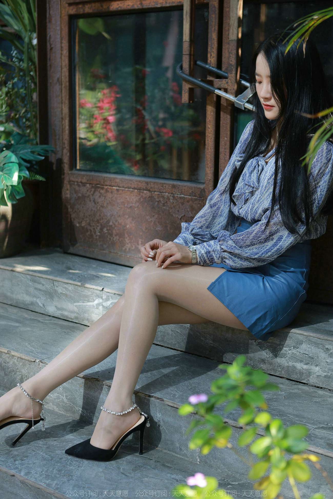 图片[2]-[IESS异思趣向] 2022.02.02 丝享家995：婉萍《油亮蓝色短裙》[95P]-萌味圈