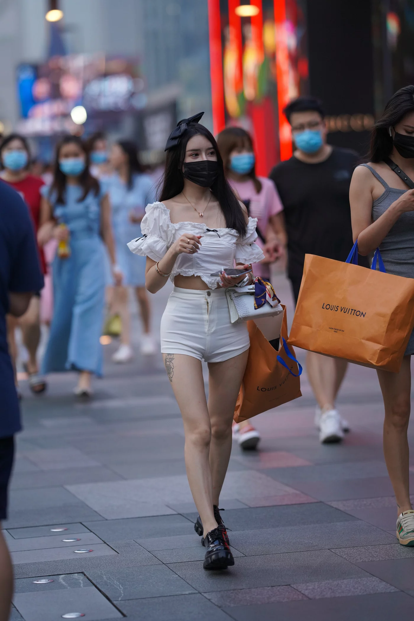 图片[2]-唯美街拍 NO.899 紧身热裤月牙美女 [76P]-萌味圈