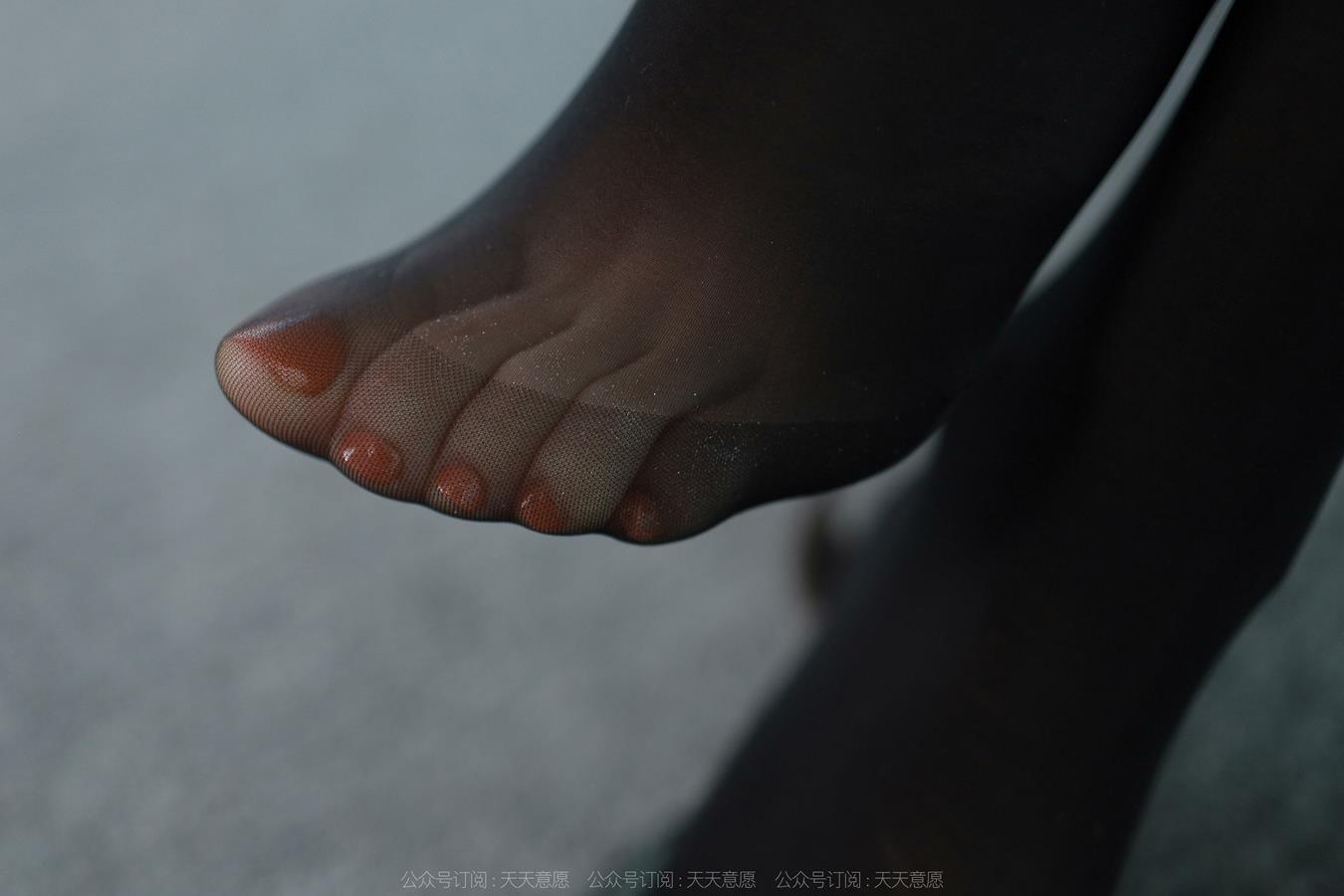 图片[2]-[IESS异思趣向] 2022.07.23 丝享家1156：团团《长腿红与黑》[86P]-萌味圈