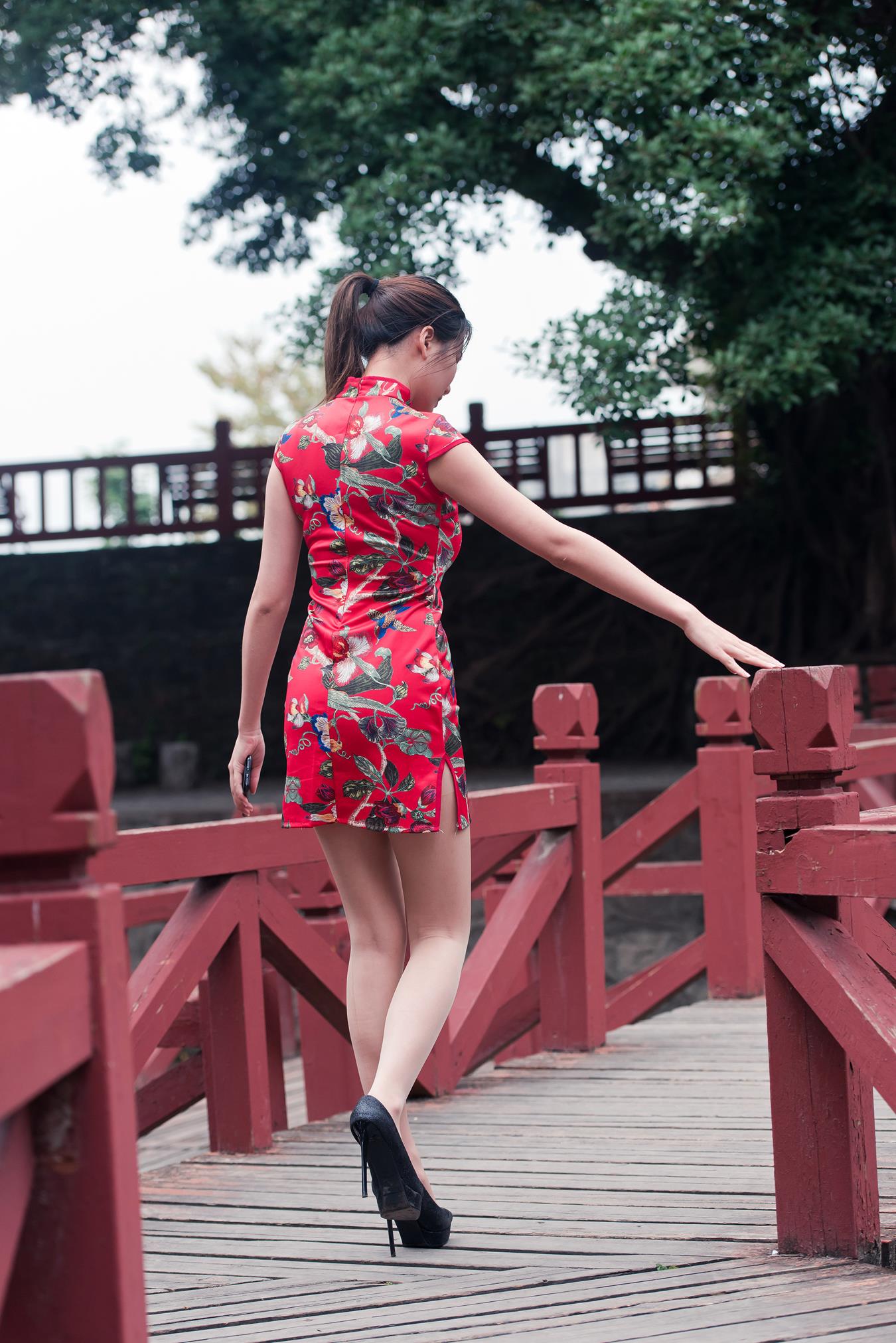 图片[2]-唯美街拍 NO.1135 极品丝足美腿高叉旗袍古村行 (2) [84P]-萌味圈