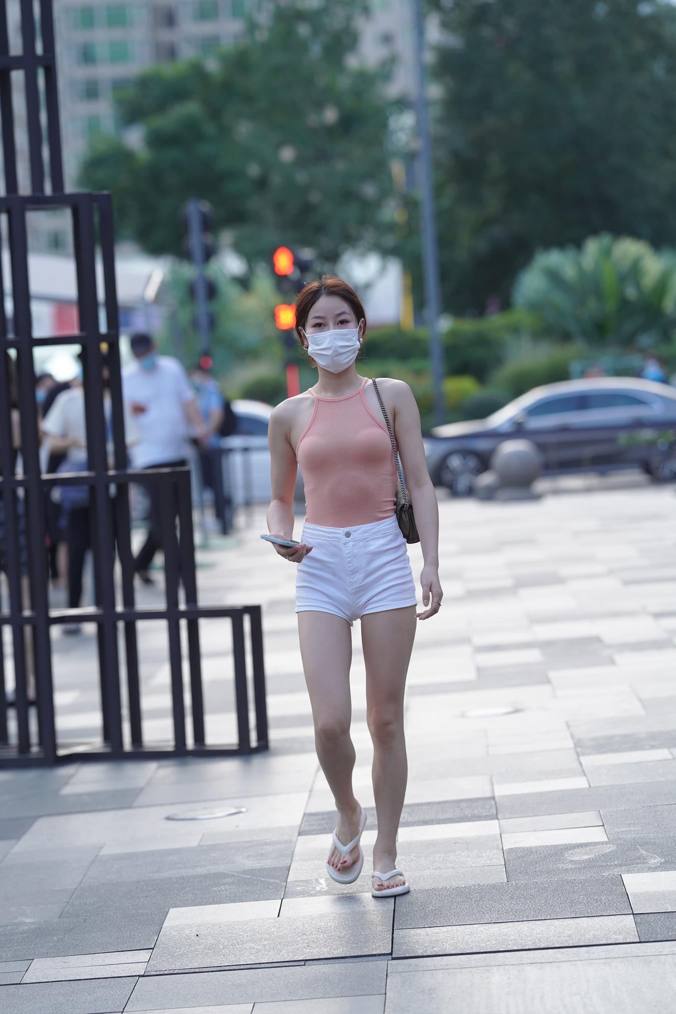 图片[2]-唯美街拍 NO.1137 白色热裤粉衣小姐姐 [67P]-萌味圈