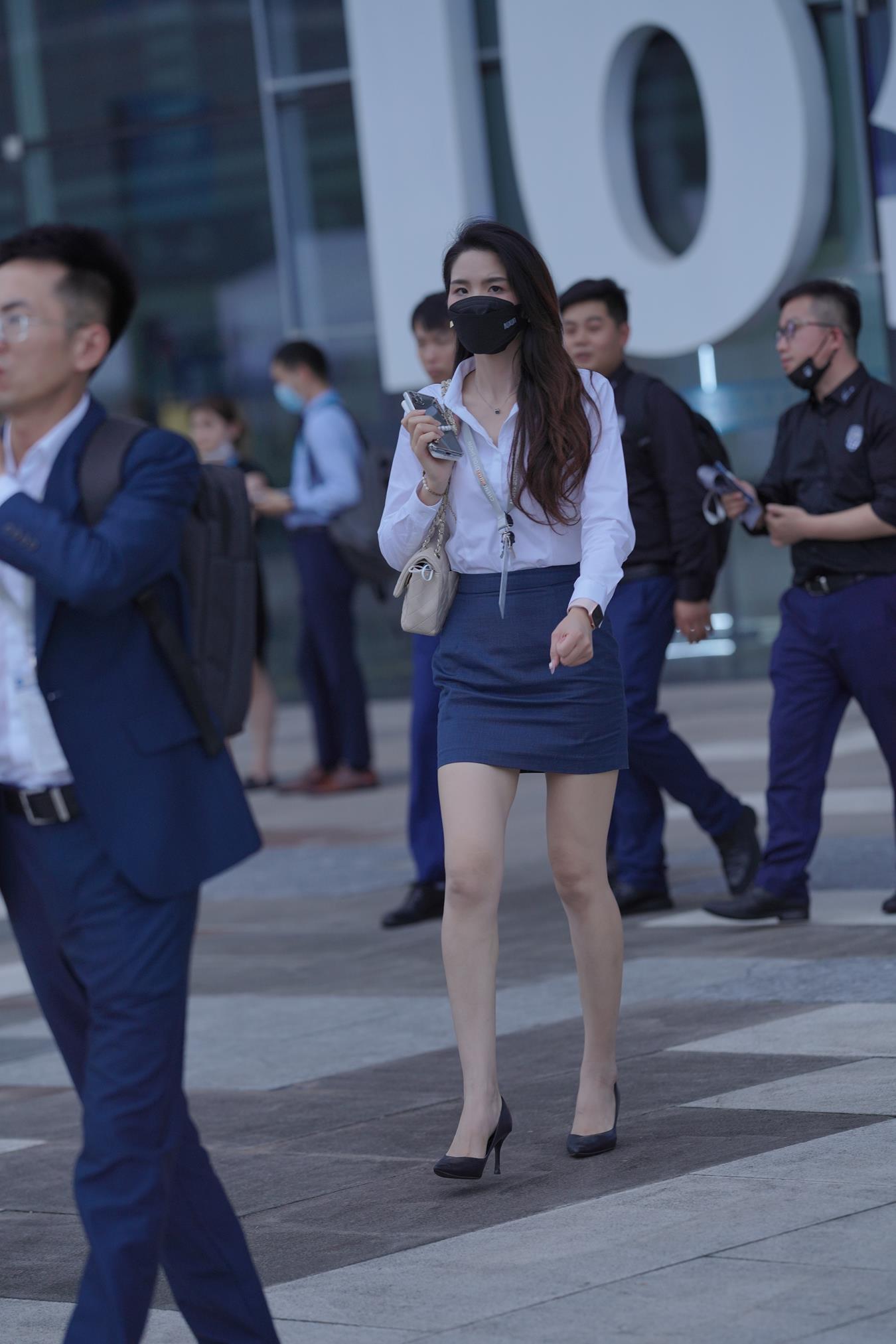 图片[2]-唯美街拍 NO.1141 还在上班的蓝裙美女 [65P]-萌味圈