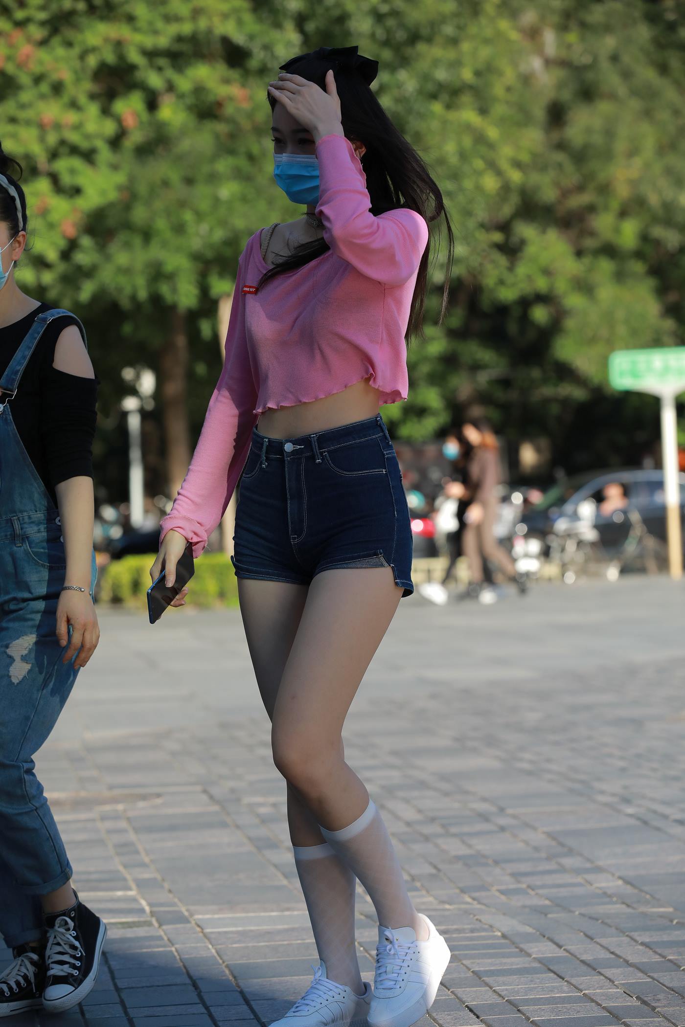 图片[2]-魔镜街拍 NO.070 玻璃街拍 牛仔热裤美女 [44P]-萌味圈