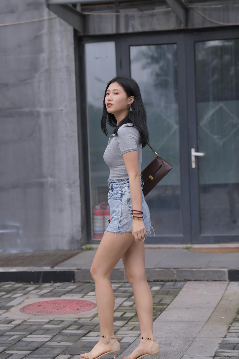 图片[2]-魔镜街拍 NO.169 一只麋鹿摄影 牛仔短裙美女[56P]-萌味圈