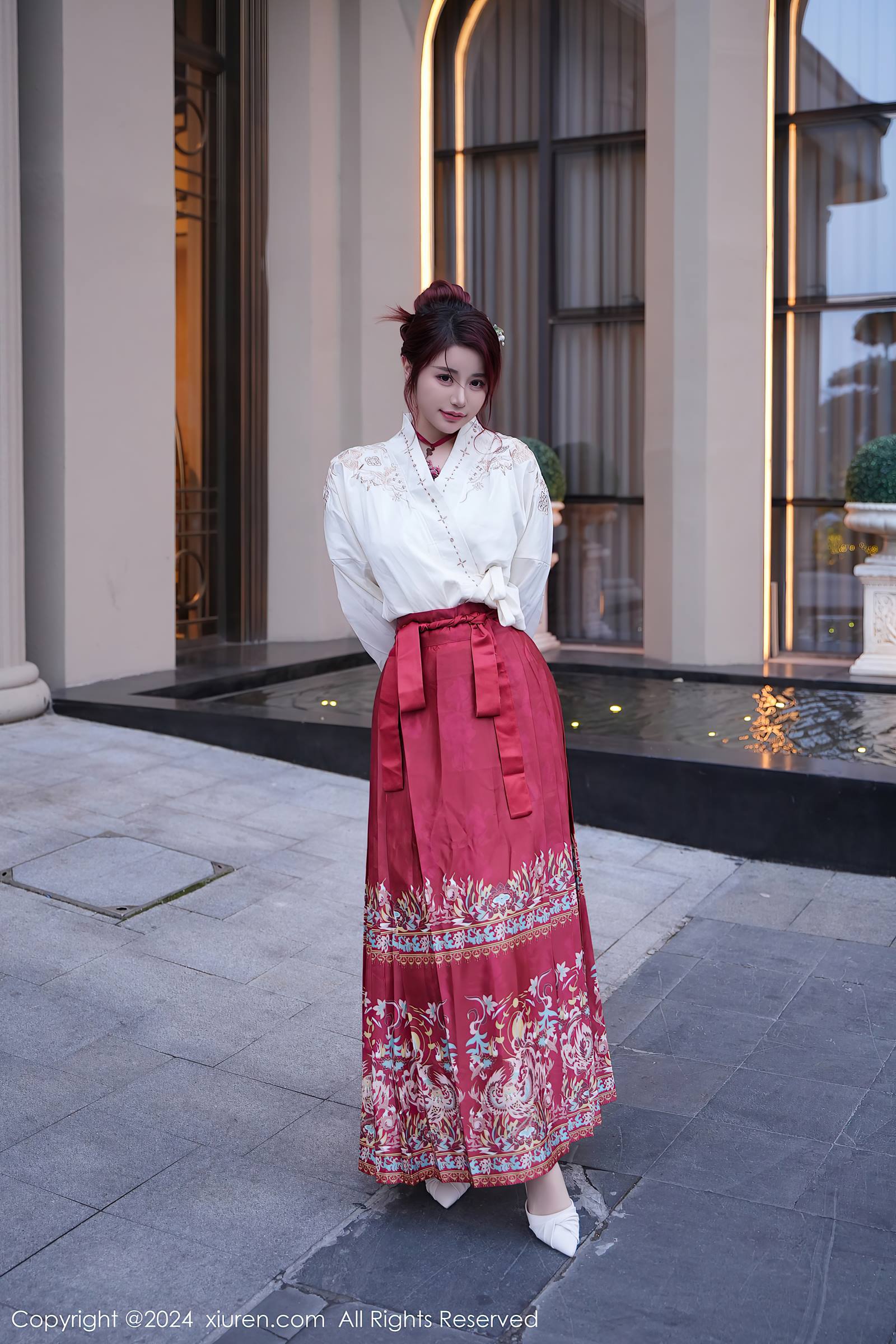 图片[2]-[Xiuren秀人网]2024.01.19 NO.7985 美七Mia 最火马面裙 [28+1P]-萌味圈