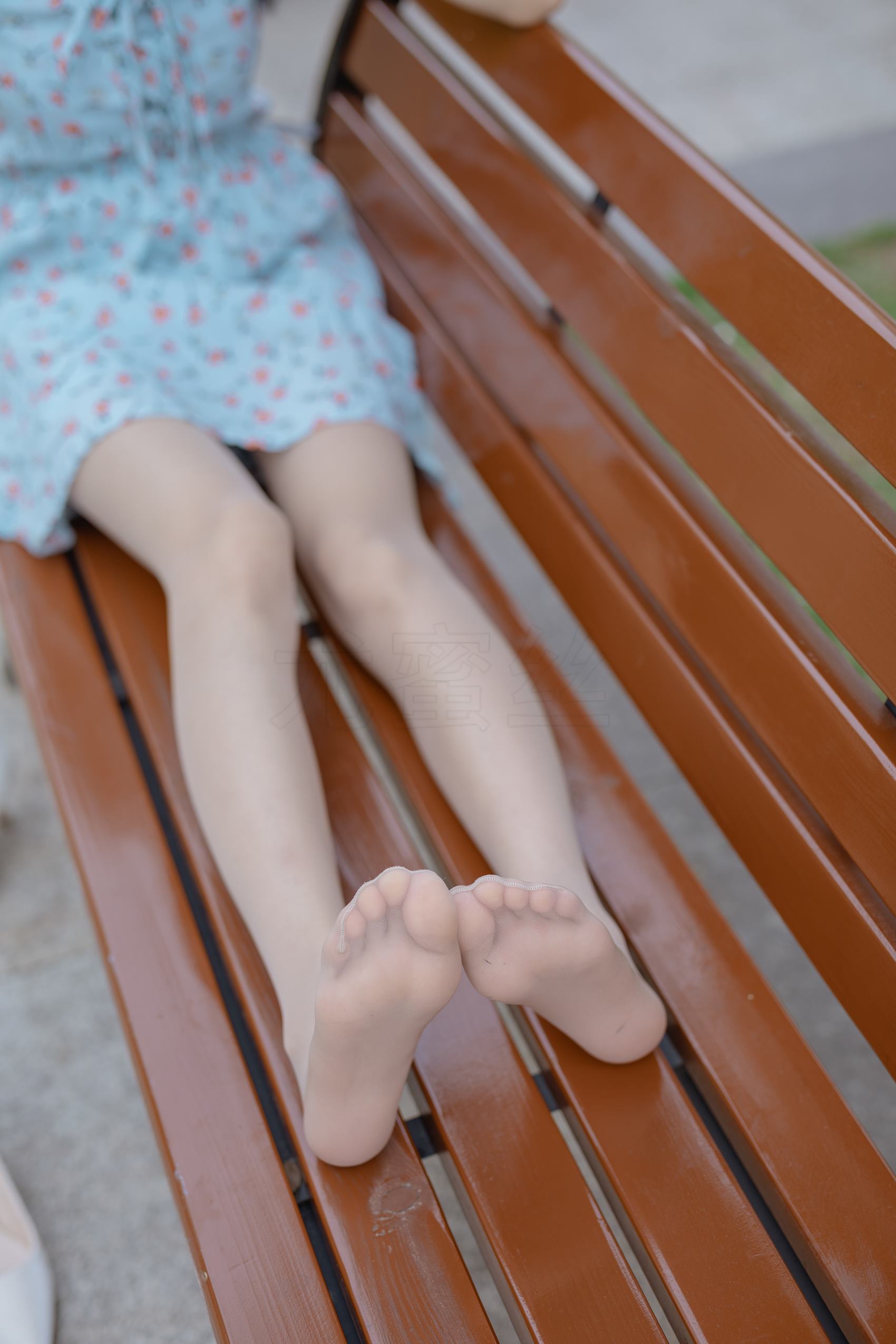 图片[2]-尤蜜丝 穿搭推广展示图集 公园里的蓝色碎花裙[68P]-萌味圈