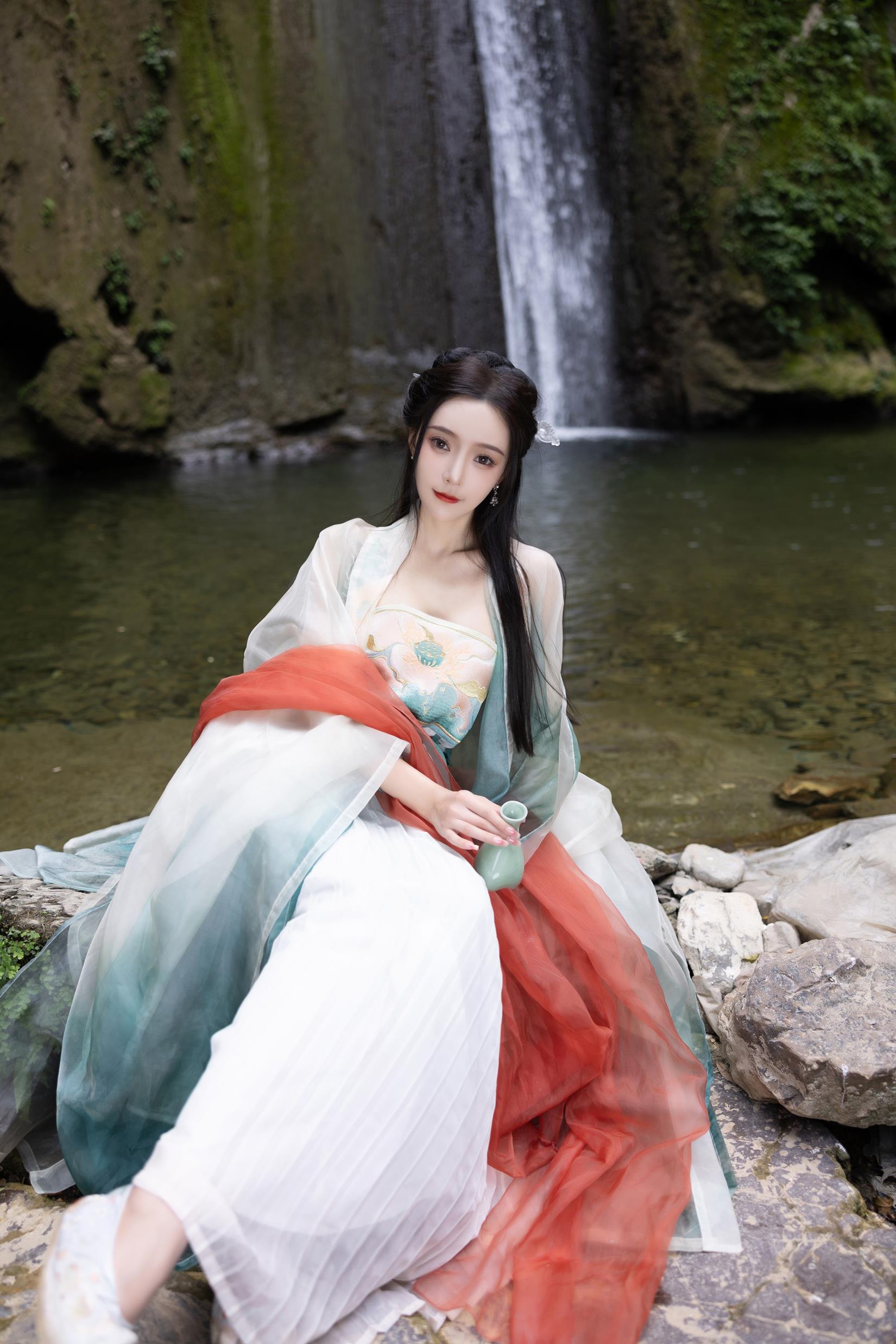 图片[2]-王馨瑶Yanni – 绿色古装-瀑布[48P]-萌味圈