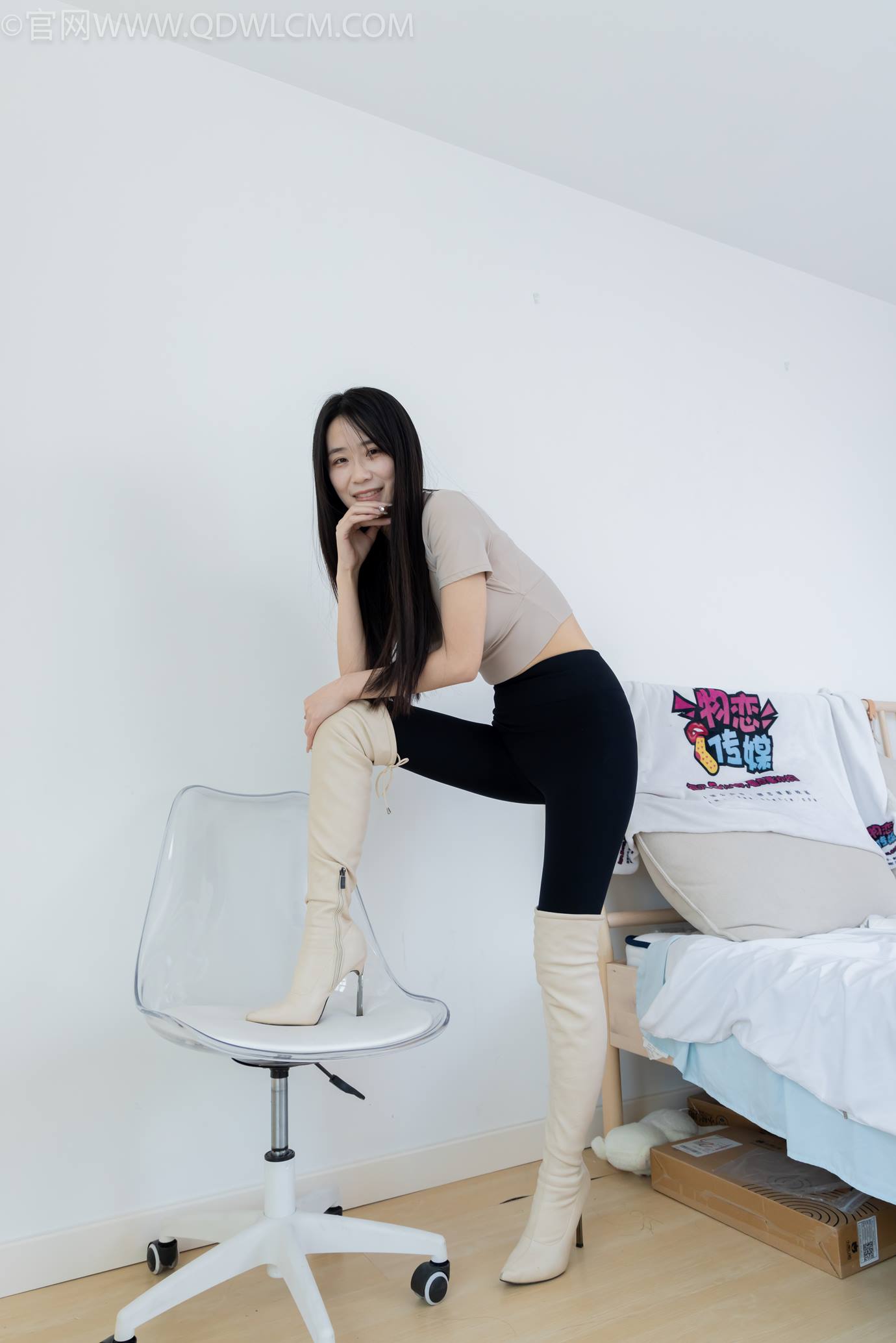 图片[2]-物恋传媒 NO.2305 菜菜-高跟长靴、短白棉袜、裸足[152P]-萌味圈