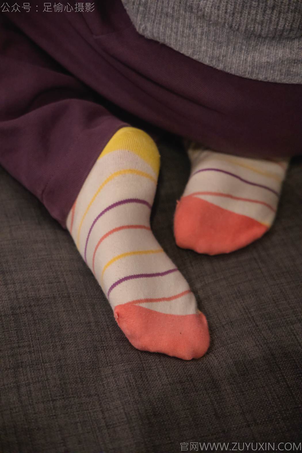 图片[2]-足愉心 NO.016 软软（搭配：灰色线套、紫色长裤、帆布鞋、卡通棉袜、裸足）[82P]-萌味圈