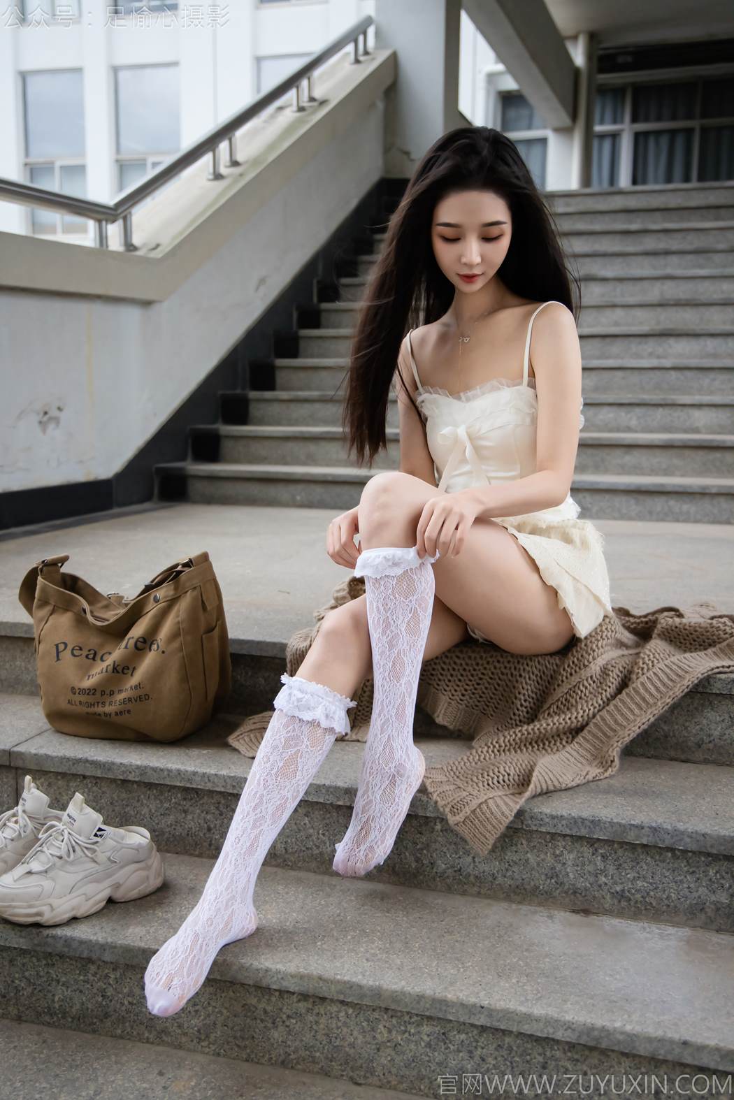 图片[2]-足愉心 NO.017 南南（搭配：针织长衣、白色吊带、运动鞋、白色丝袜、裸足）[110P]-萌味圈
