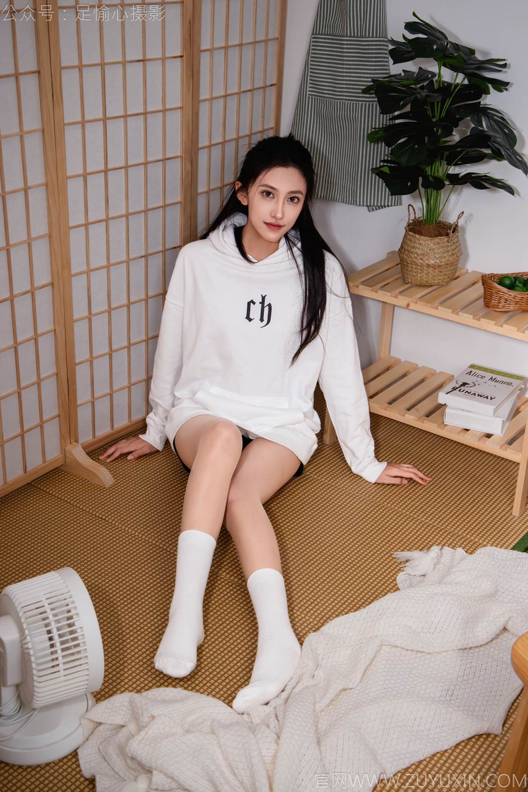 图片[2]-足愉心 NO.022 可乐（搭配：白色卫衣、黑色打底裤、运动鞋、肉丝色袜、白色长筒棉袜）[98P]-萌味圈