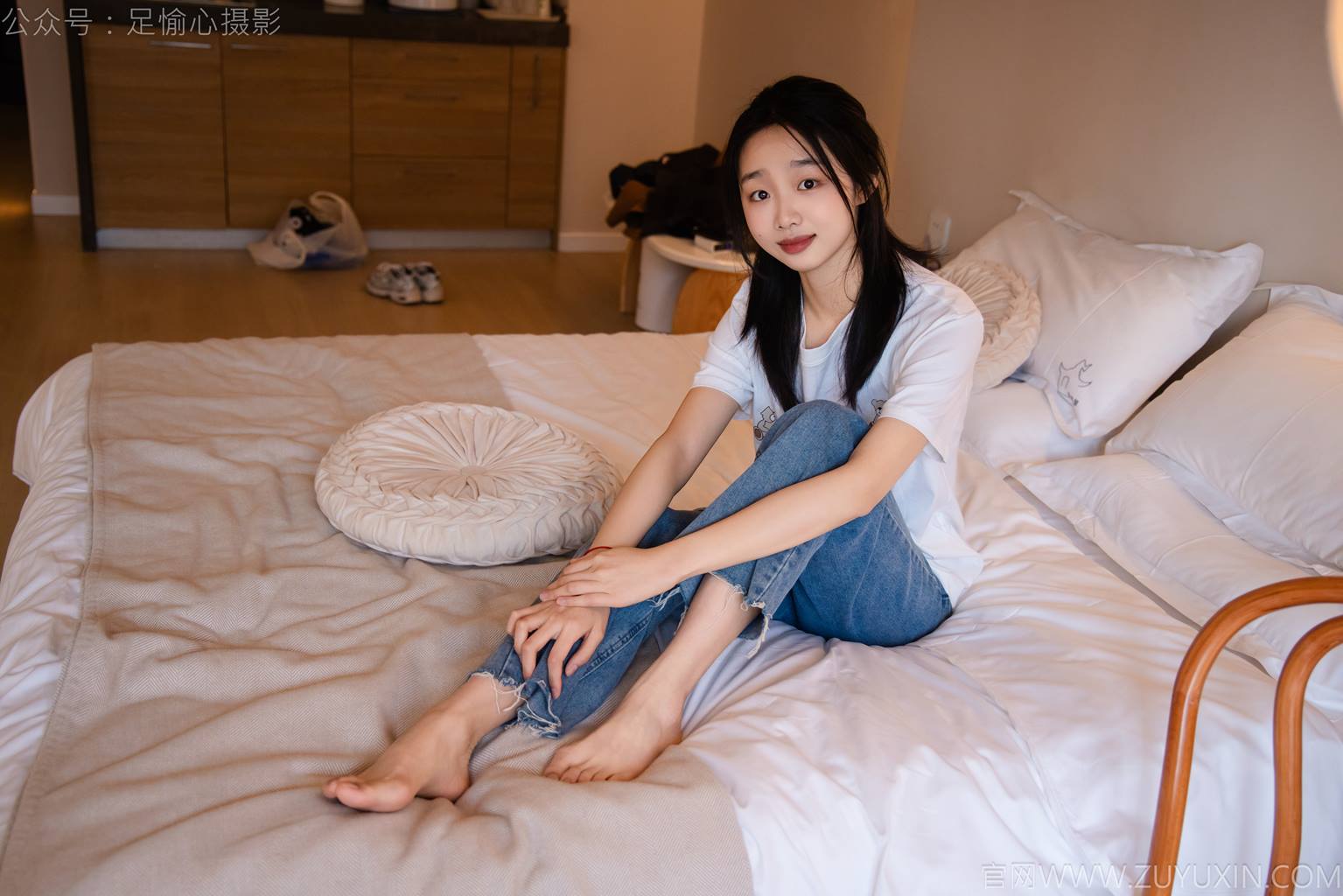 图片[61]-足愉心 NO.035 奶芙（搭配：白T恤、牛仔裤、运动鞋、白色棉袜、裸足）[115P]-萌味圈