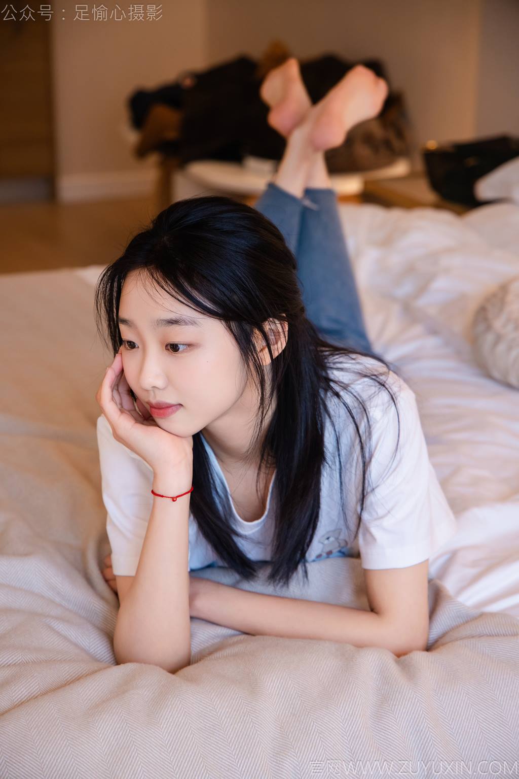 图片[85]-足愉心 NO.035 奶芙（搭配：白T恤、牛仔裤、运动鞋、白色棉袜、裸足）[115P]-萌味圈