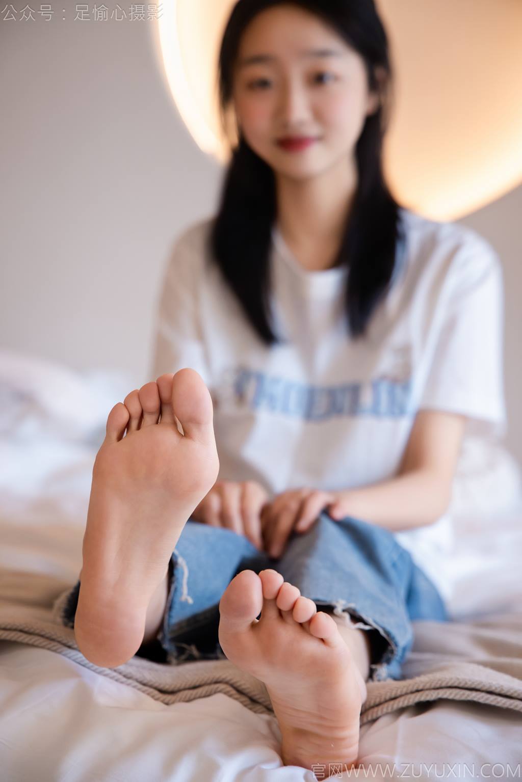 图片[101]-足愉心 NO.035 奶芙（搭配：白T恤、牛仔裤、运动鞋、白色棉袜、裸足）[115P]-萌味圈