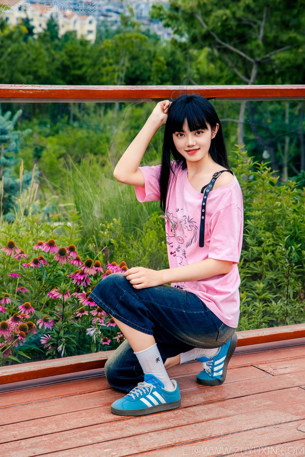 图片[2]-足愉心 NO.050 阿月（搭配：粉色T恤、牛仔短裤、白棉袜、德训鞋、裸足）[80P]-萌味圈