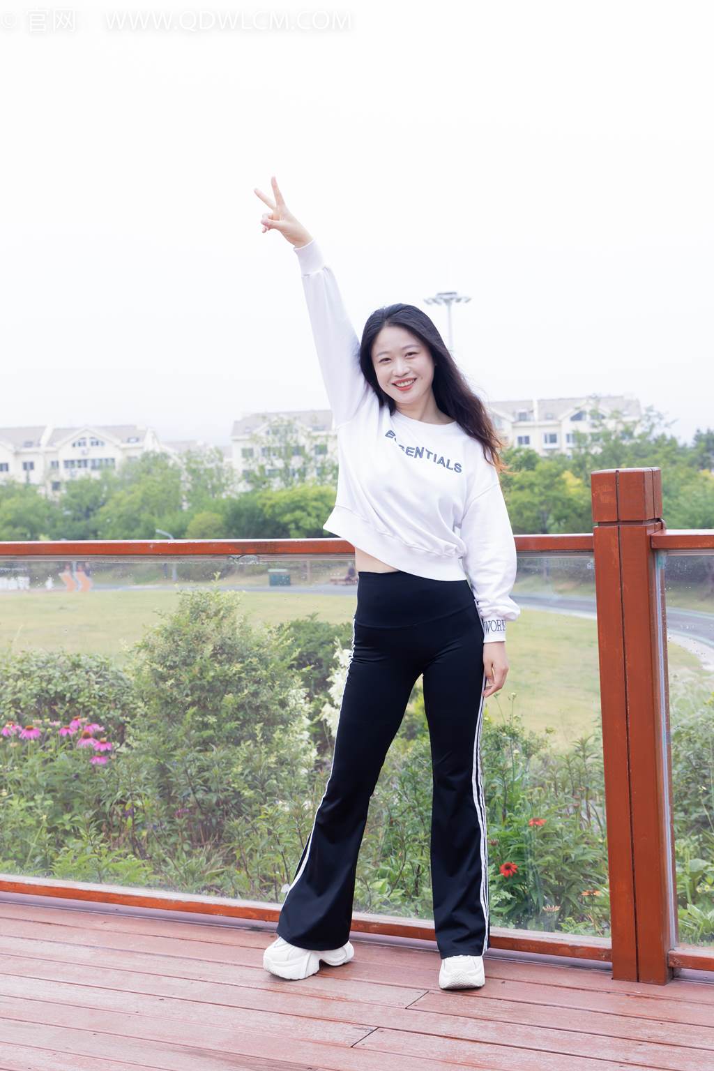 图片[2]-物恋传媒 NO.2458 小紫-运动鞋、白短棉袜、裸足[110P]-萌味圈