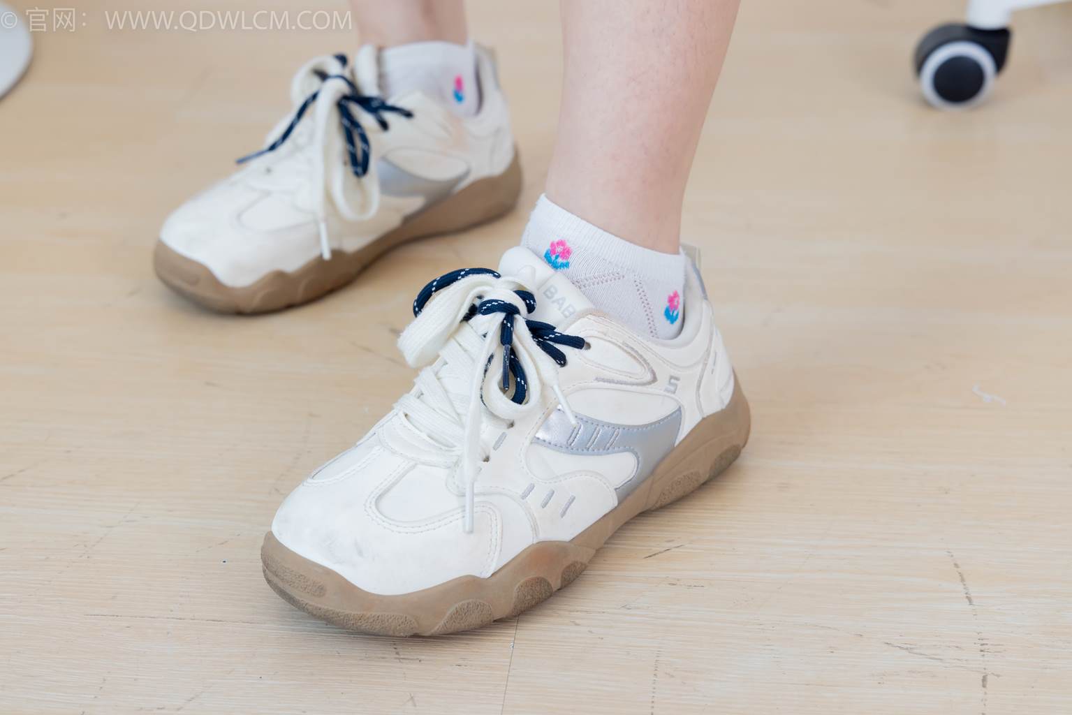图片[2]-物恋传媒 NO.2470 芙芙-运动鞋、白棉袜、裸足[110P]-萌味圈