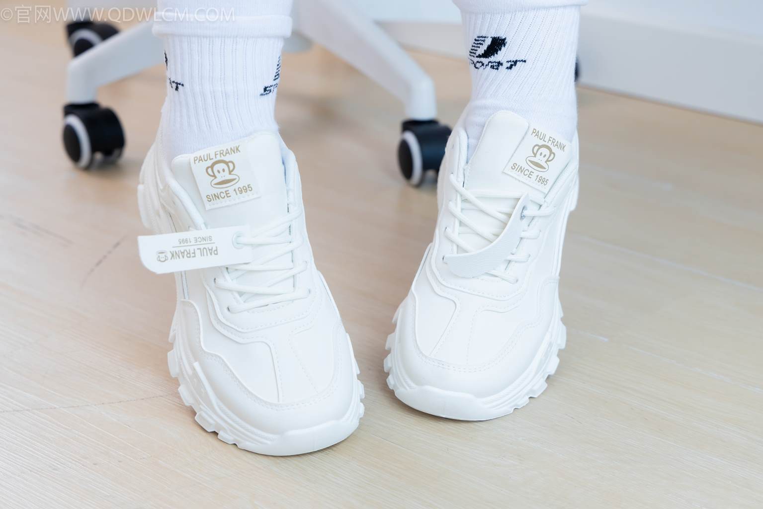 图片[2]-物恋传媒 NO.2482 小可-运动鞋、白棉袜、裸足[165P]-萌味圈