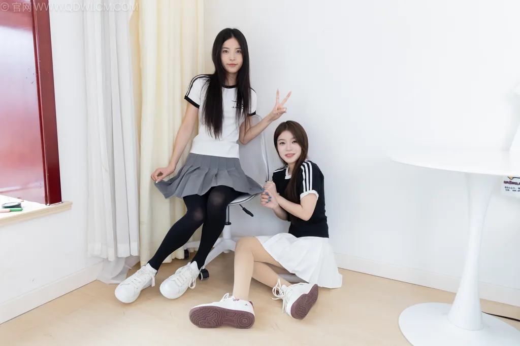 图片[5]-物恋传媒 NO.2498 茯苓&闪闪-两双板鞋、厚黑丝、厚肉丝[160P]-萌味圈