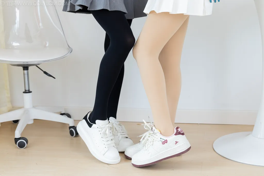 图片[160]-物恋传媒 NO.2498 茯苓&闪闪-两双板鞋、厚黑丝、厚肉丝[160P]-萌味圈