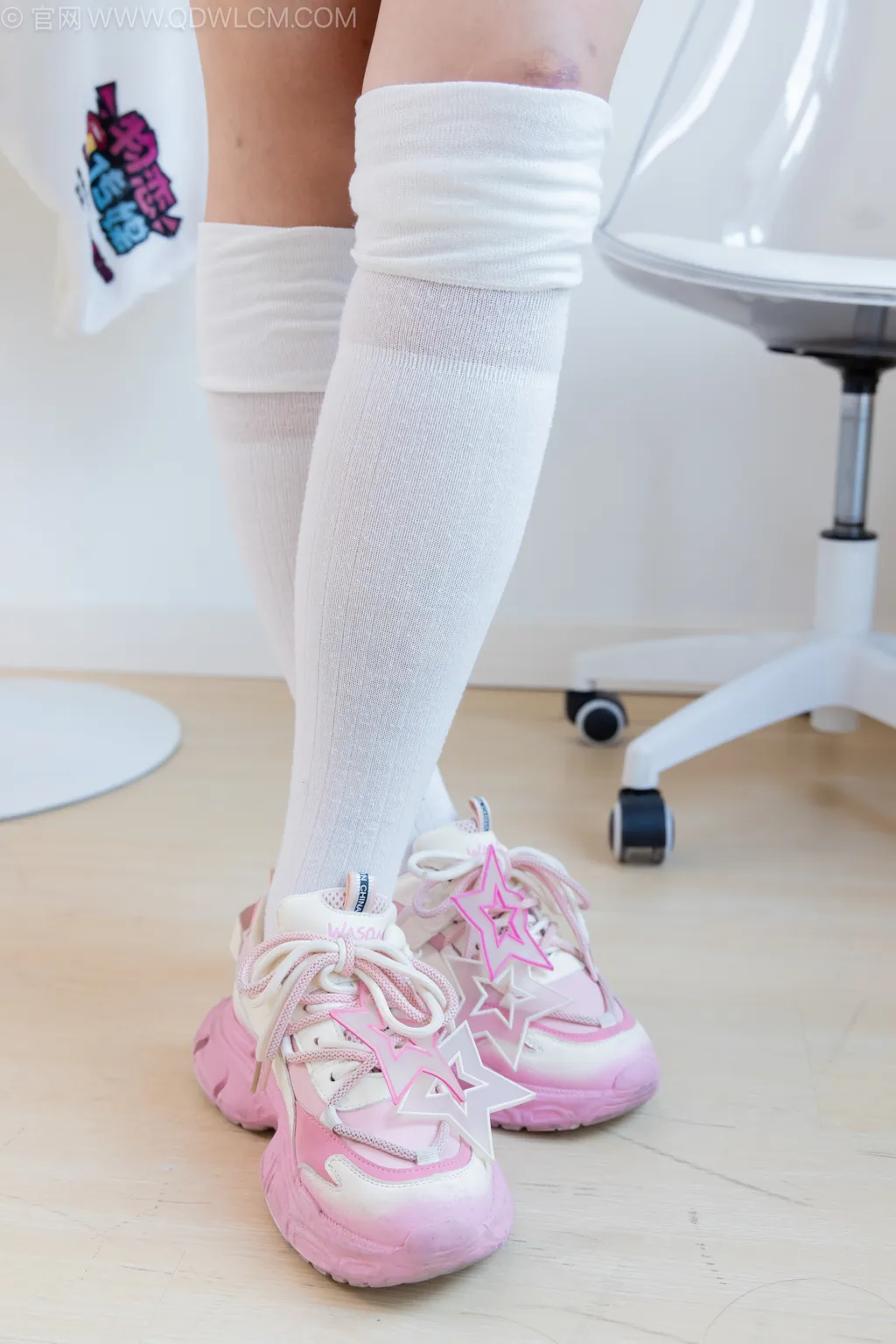 图片[2]-物恋传媒 NO.2499 小野-运动鞋、自然穿脏及膝白棉袜[150P]-萌味圈