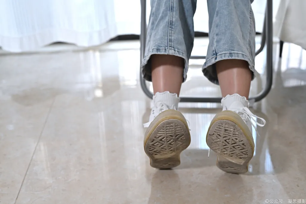 图片[17]-凝思摄影 NO.018 小睿-T恤、短白袜、平底鞋[142P]-萌味圈