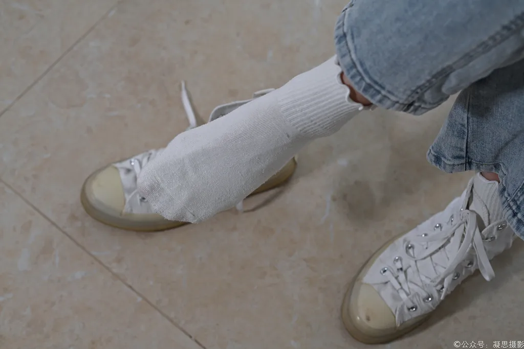 图片[37]-凝思摄影 NO.018 小睿-T恤、短白袜、平底鞋[142P]-萌味圈