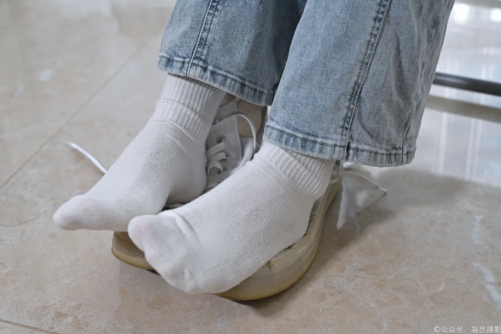 图片[52]-凝思摄影 NO.018 小睿-T恤、短白袜、平底鞋[142P]-萌味圈