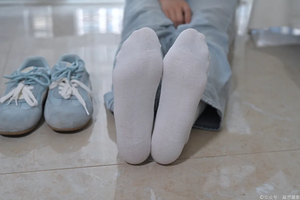 图片[2]-凝思摄影 NO.019 德美-T恤、短白袜、平底鞋2[100P]-萌味圈