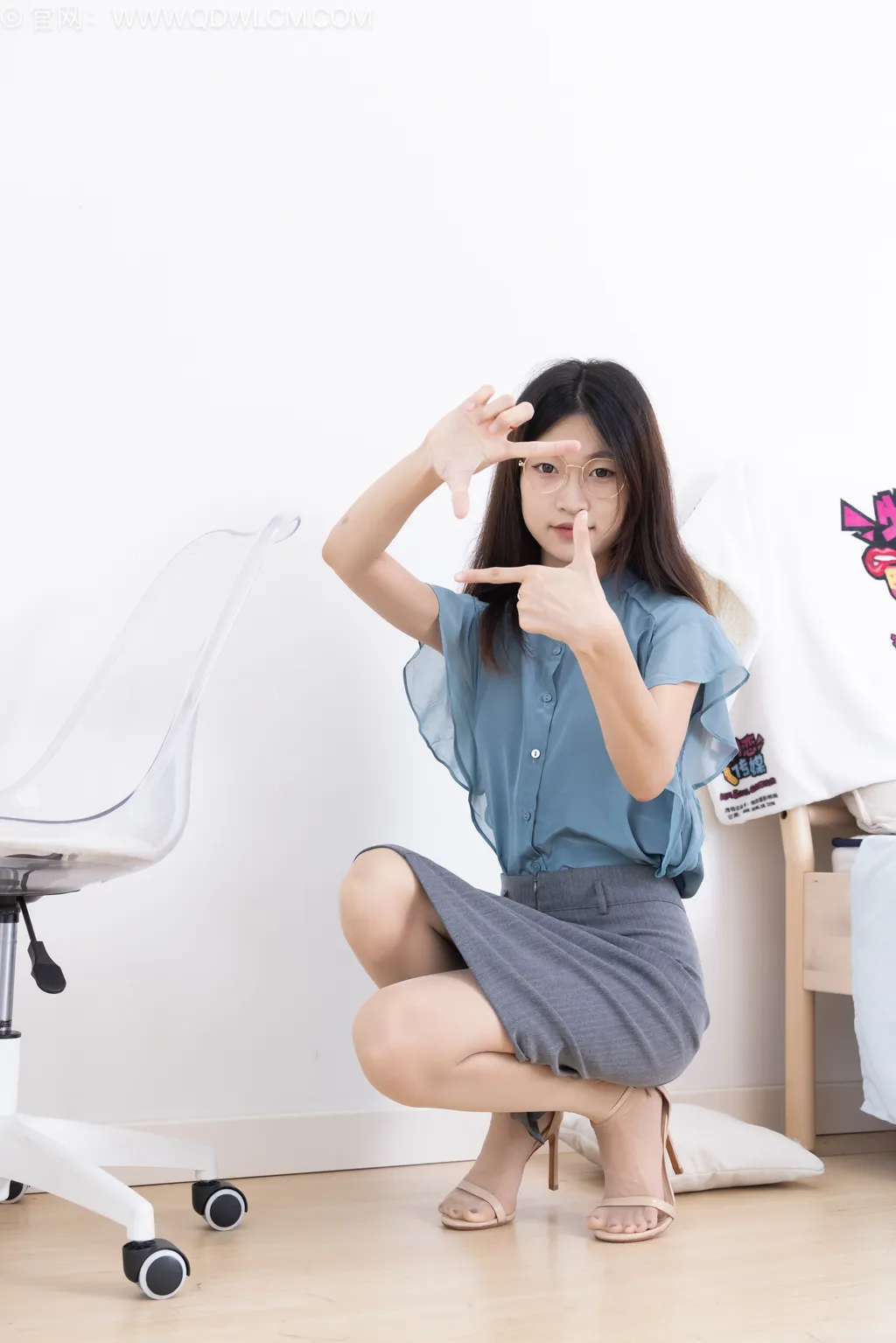 图片[2]-物恋传媒 NO.2508 小夏-高跟鞋、薄肉丝、裸足[150P]-萌味圈