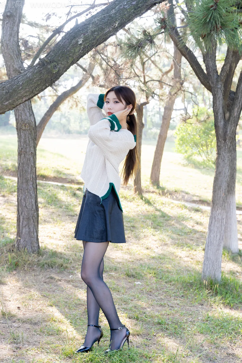 图片[2]-物恋传媒 NO.2509 泡泡-高跟鞋、油亮薄黑丝、户外草地丝袜[180P]-萌味圈