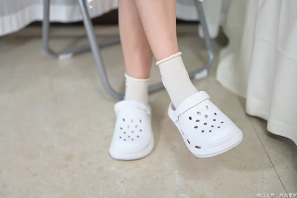图片[2]-凝思摄影 NO.041 沅沅-连衣裙、短白袜、洞洞鞋[140P]-萌味圈