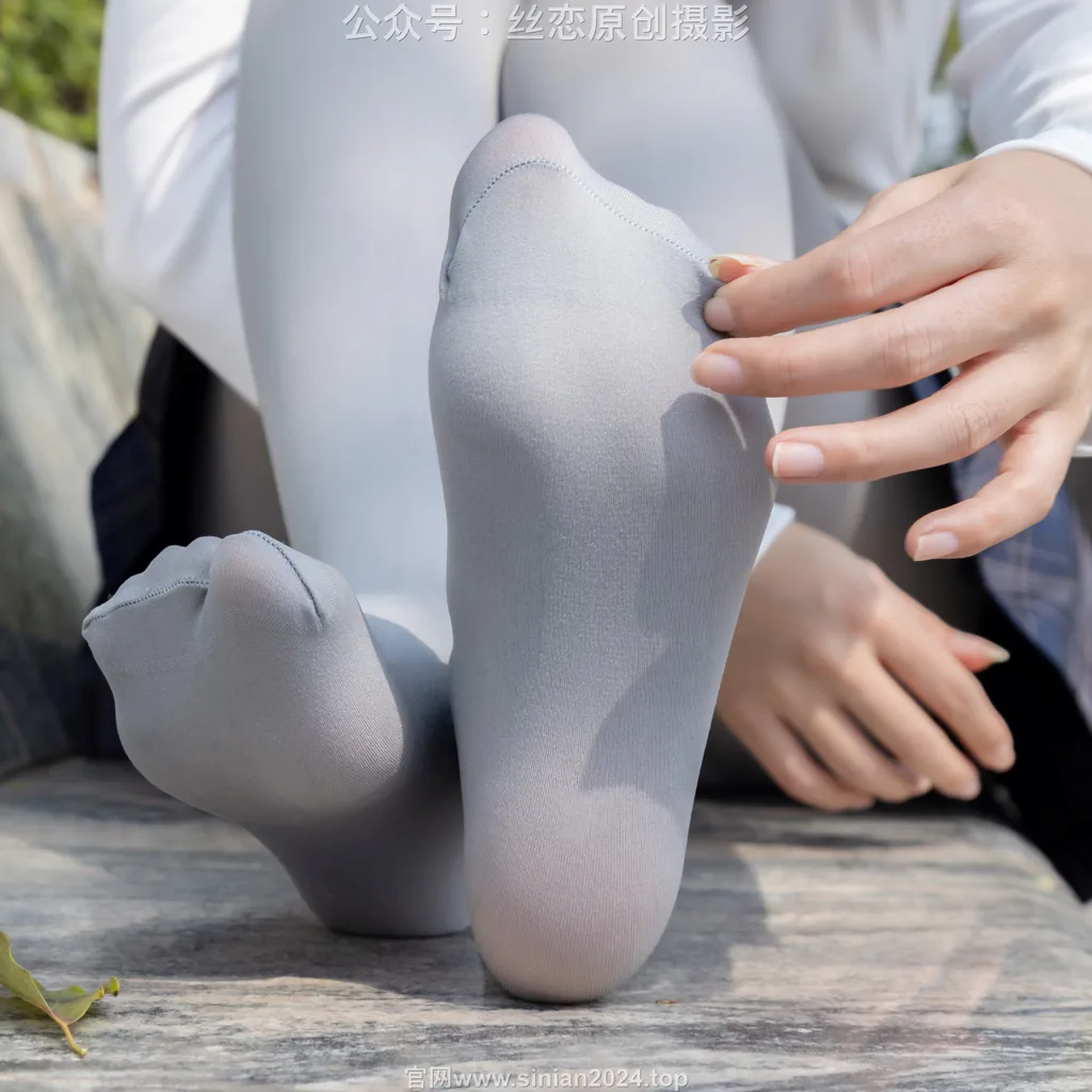 图片[2]-丝恋摄影 NO.009 小梦-白色衬衫 碎花短裙 灰色丝袜 白色玛丽珍-1[130]-萌味圈