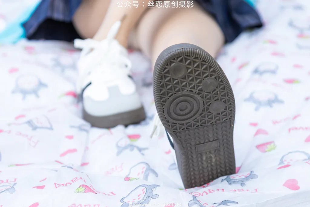 图片[2]-丝恋摄影 NO.014 小梦-蓝色开衫 jk短裙 肉色丝袜 白色帆布鞋[203P]-萌味圈