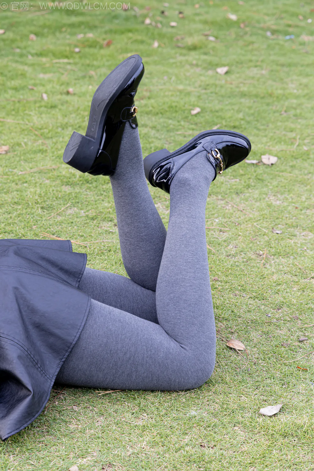 图片[2]-物恋传媒 NO.2559 岚岚-皮鞋、厚灰丝、穿袜子[255P]-萌味圈